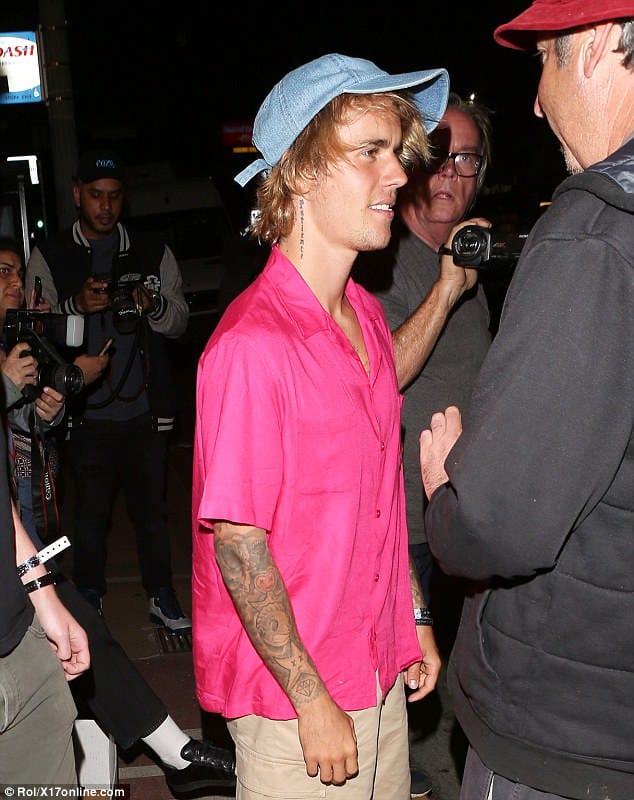 Justin Bieber has incident with fan who hands him a FAKE $100 bill D
