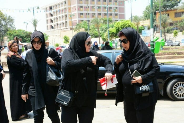 شاهد: الفنانون المصريون يشيعون جنازة مديحة يسري.. وانهيار زميلاتها الممثلات
