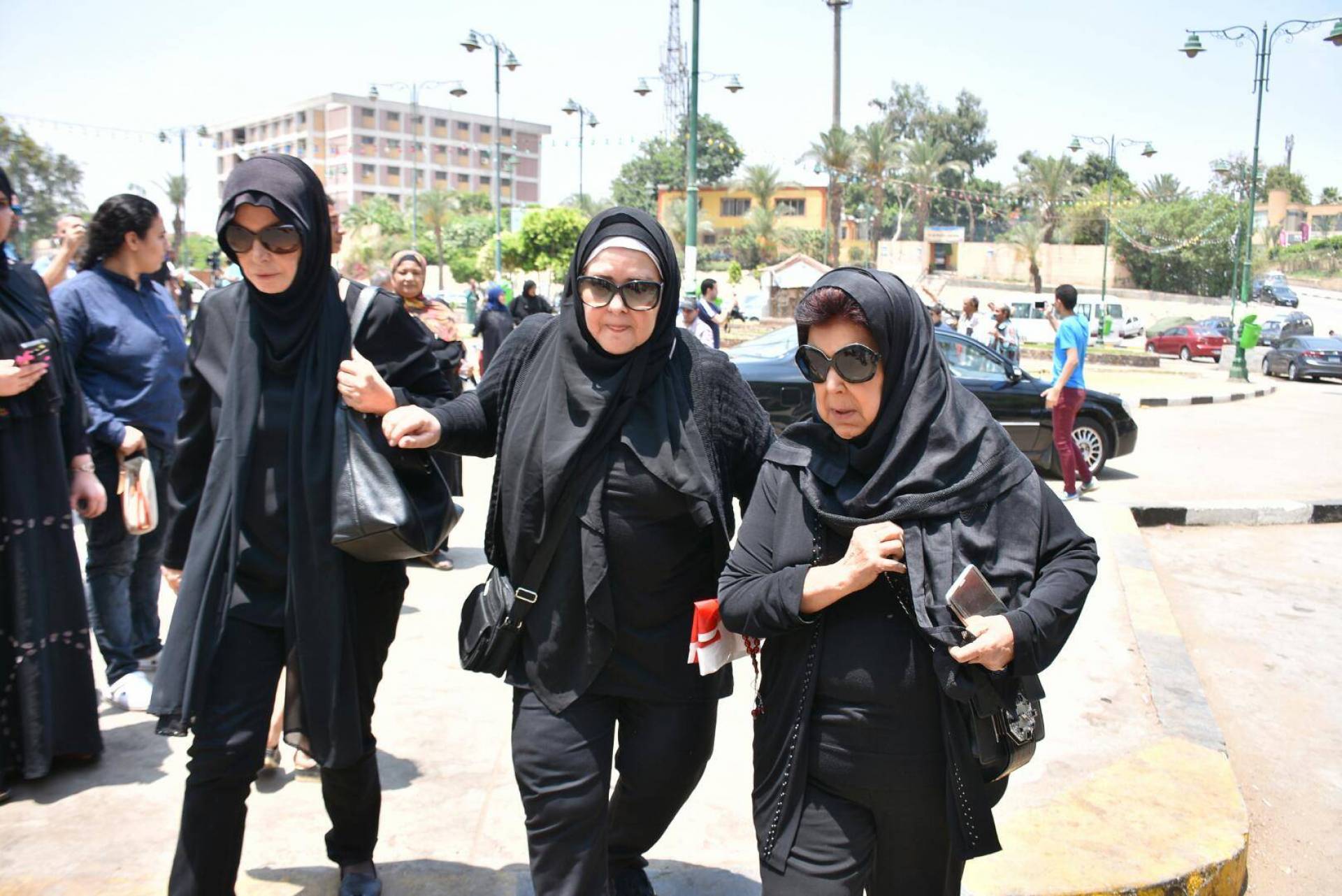 شاهد: الفنانون المصريون يشيعون جنازة مديحة يسري.. وانهيار زميلاتها الممثلات