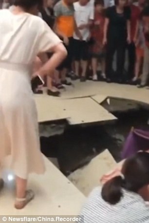 بالفيديو.. انهيار أرضي مفاجئ يحول حفل زفاف إلى مأساة