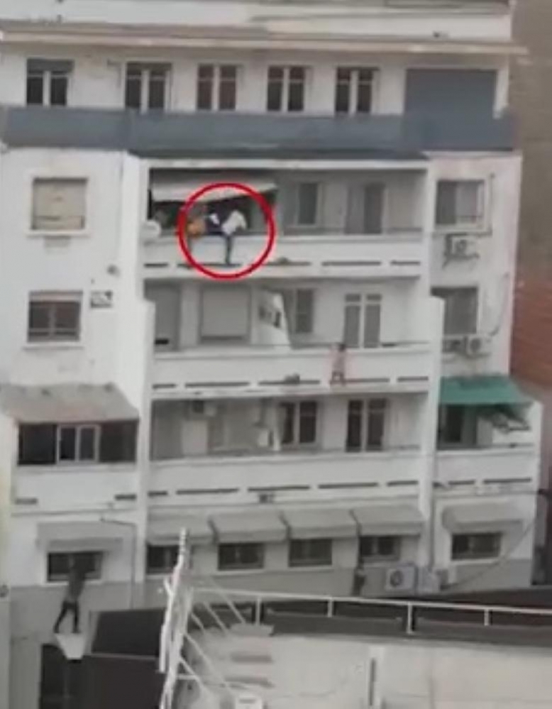 شاهد.. لبناني ينقذ طفلة من السقوط من شرفة منزلها في اللحظات الأخيرة!