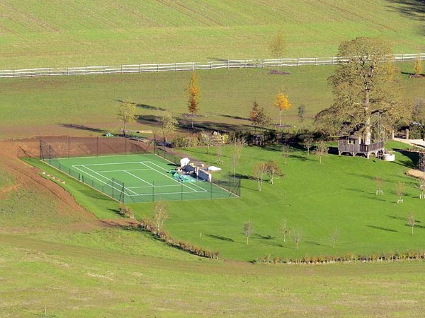 Victoria-Beckham-tennis-court-t