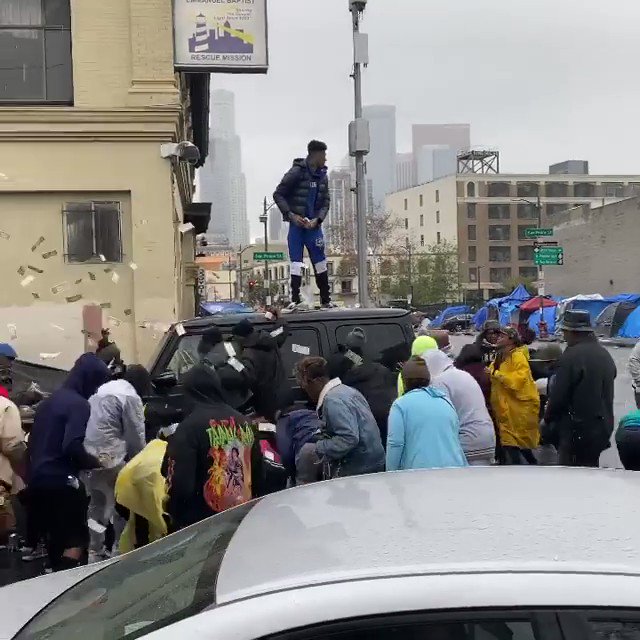 Rapper, Blueface traveled to Skid Row in Downtown, Los Angeles today to give back to those in need.
